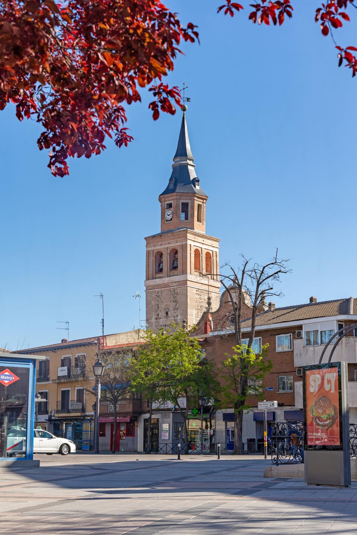 Campanario histórico de la iglesia en Villa de Vallecas.