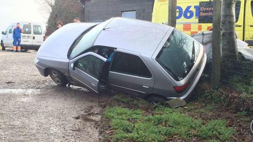 Estado en el que quedó el coche siniestrado en Lugo.