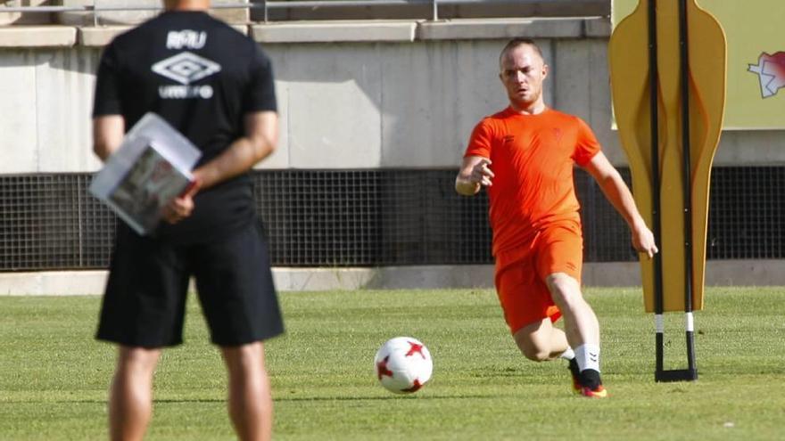 Isi, con el balón en un entrenamiento de pretemoprada en Nueva Condomina.