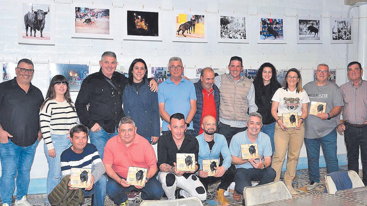 Fotógrafos participantes en la exposición taurina, junto a autoridades municipales y de la comisión festiva.
