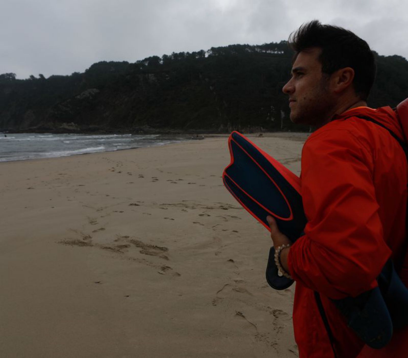 Pedro Bárzana, vigilando la playa de San Pedro de la Ribera. | Mara Villamuza