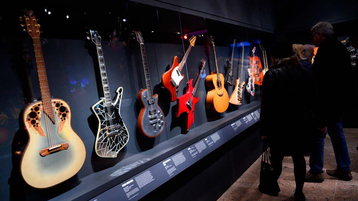 Guitarras y otros instrumentos de los dioses del rock se exhiben en el Metropolitan de Nueva York