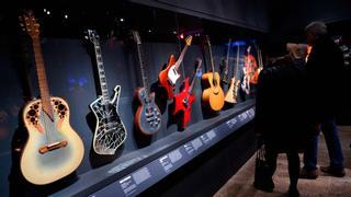 Exhiben los icónicos instrumentos de los "dioses del rock" en Nueva York