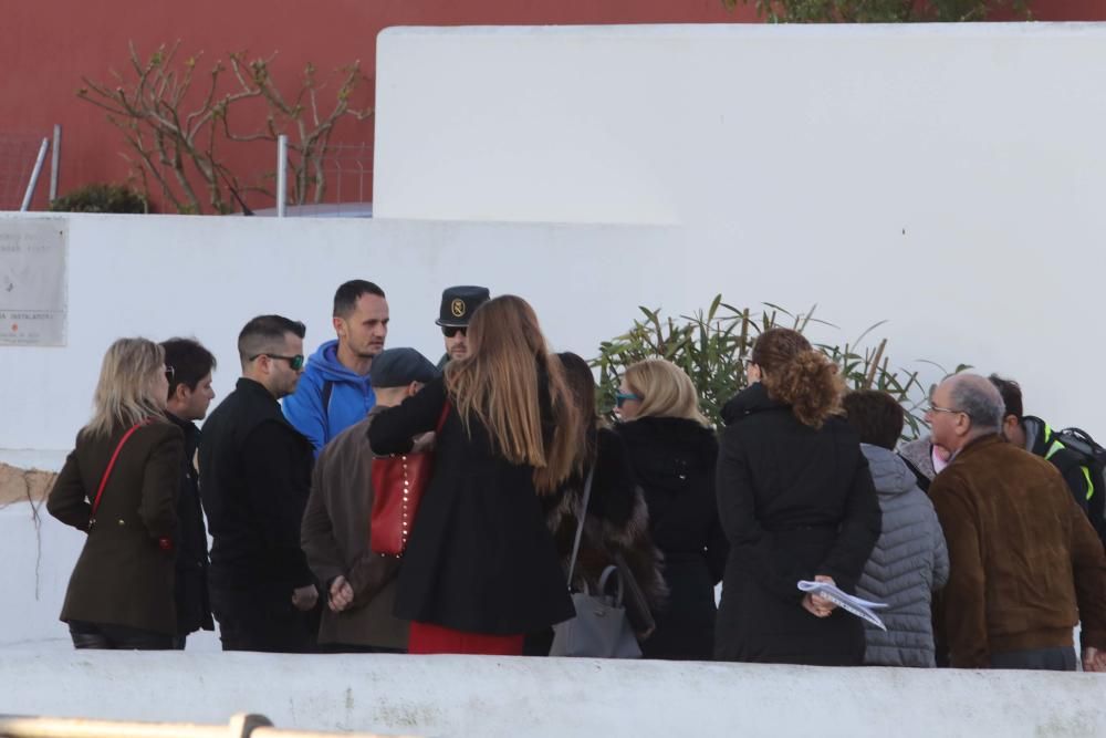 El punto de partida de la comitiva de investigación, formada por una veintena de personas, ha sido el hotel Arenal en Sant Antoni