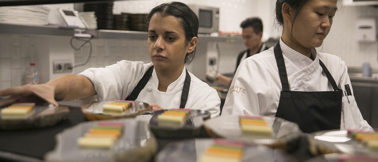 Una imagen del libro, en las cocinas de Lasarte.