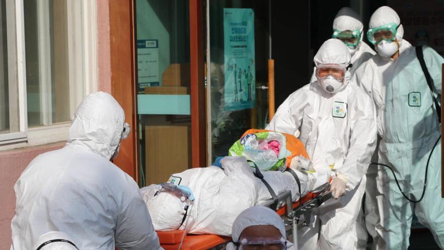 Médicos de Corea del Sur trasladan a un posible contagiado por coronavirus.