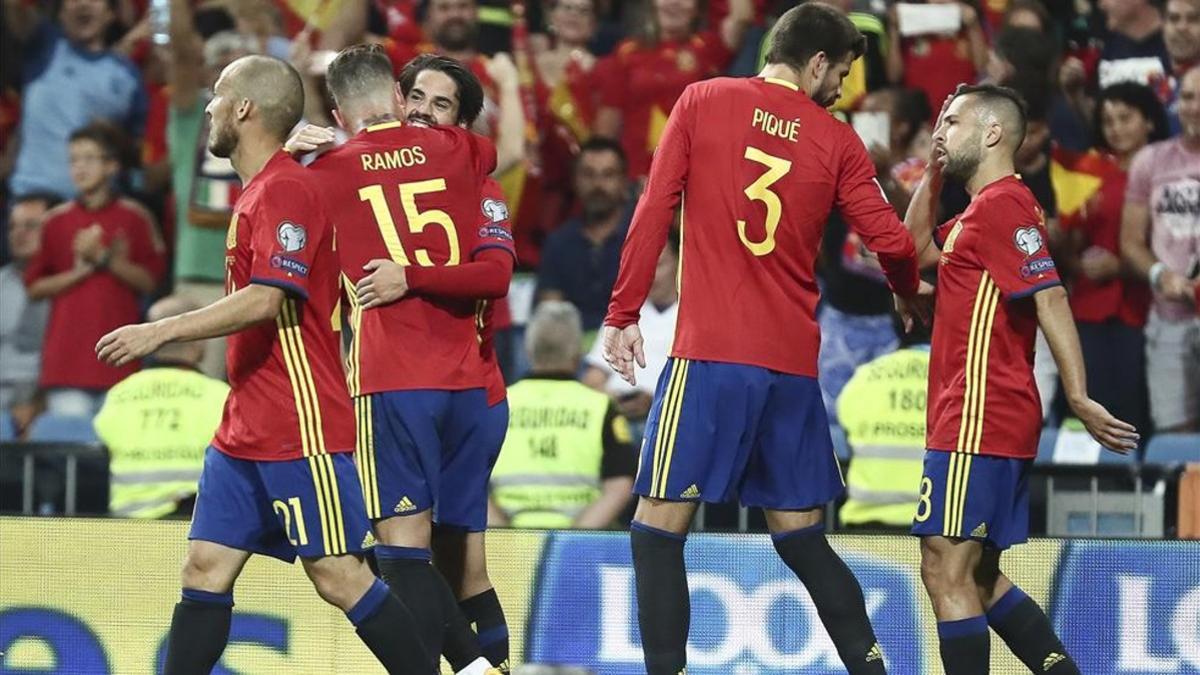 Los jugadores de la selección celebran el segundo gol de Isco