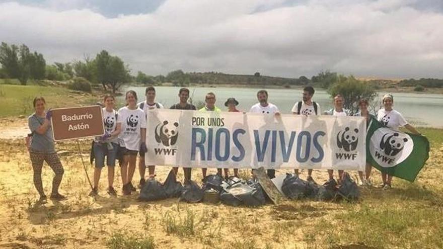 Varios voluntarios limpian el embalse de la Sotonera y piden ríos sanos