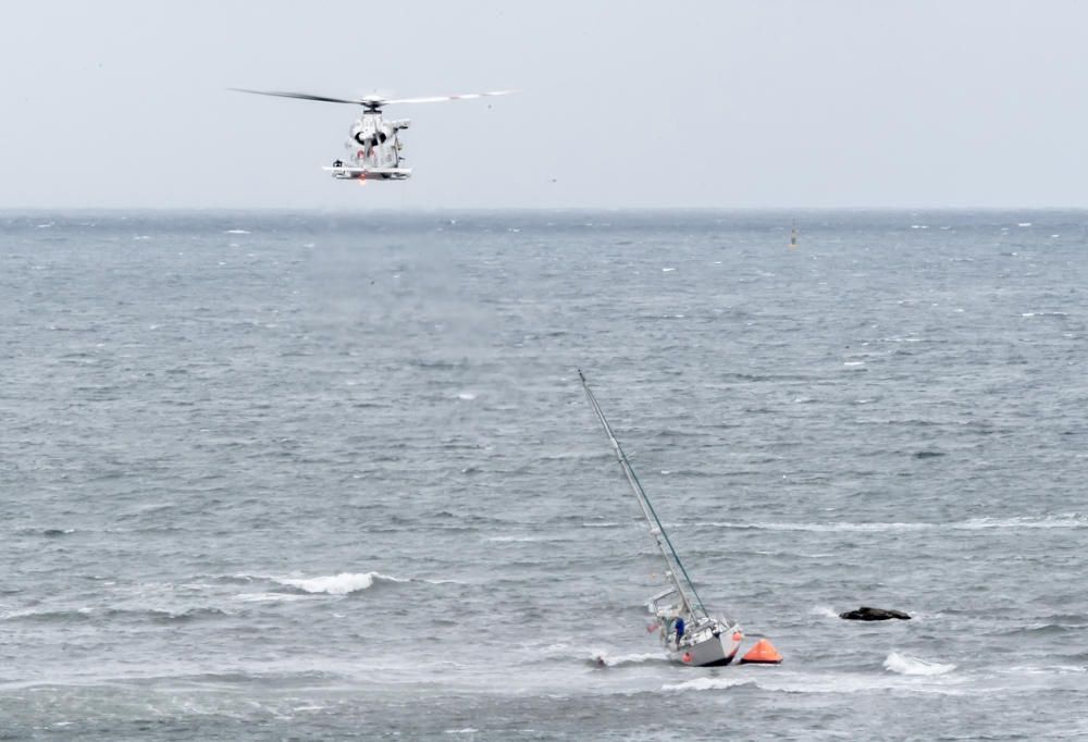 Rescate de un marinero en la playa de Poniente