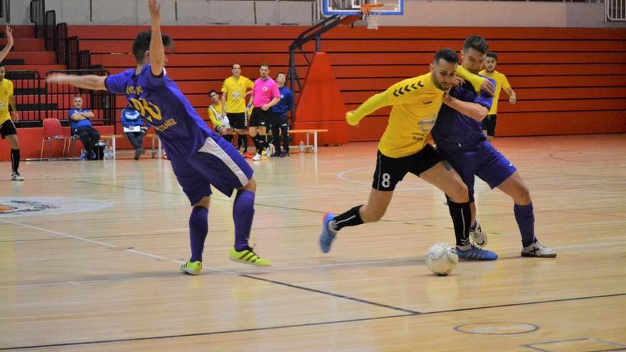 Reda disputa un balón en el duelo ante el Móstoles.