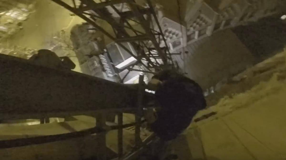 Captura del vídeo con una escalada vandálica en la Sagrada Família.