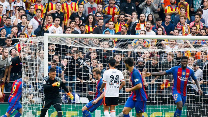 Alves se lamenta de un gol de Luis Suárez, el pasado sábado en Mestalla.