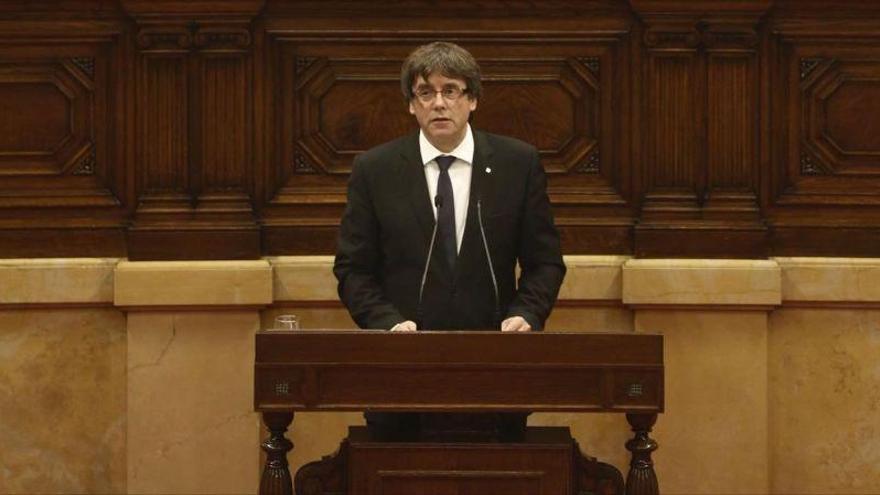 Puigdemont declara la independencia y la congela en busca de la negociación con el Estado