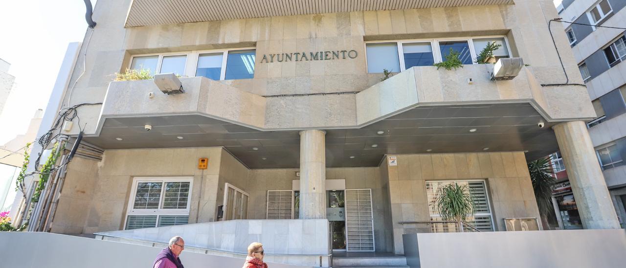 Imagen de la fachada principal del Ayuntamiento de Torrevieja