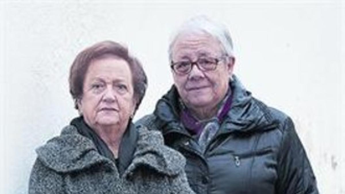 Rosa Puig y Anna Maria Torelló, en la calle de la Església de Arenys de Mar.