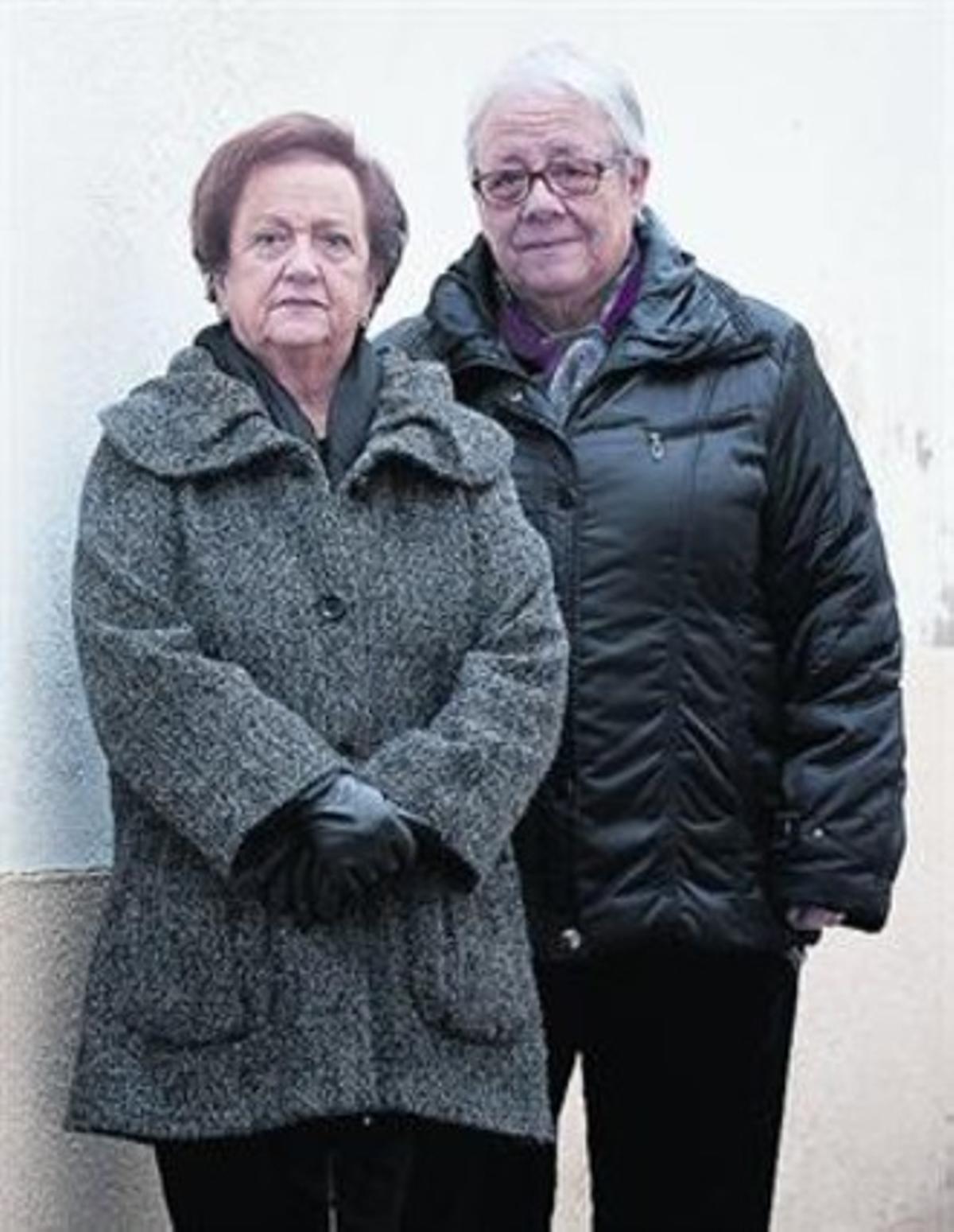 Rosa Puig i Anna Maria Torelló, al carrer de l’Església d’Arenys de Mar.