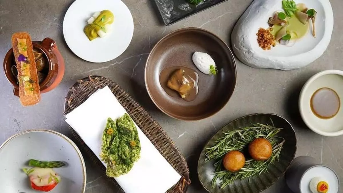 Con la primavera florecen los menús con estrellas Michelin: así son los de Castell Peralada Restaurant, Miramar y Moments
