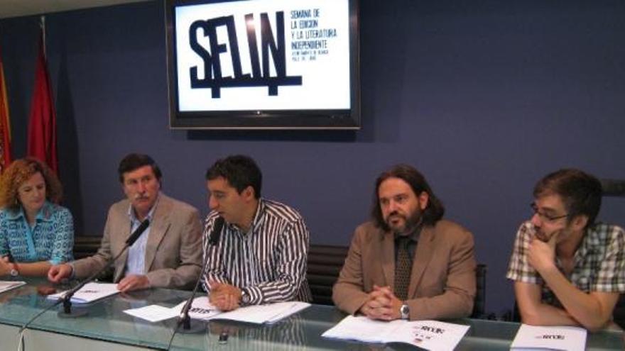 Rosa Ríos, Rafael Laorden, Pedro Alberto Cruz, Guillermo Díaz Baños y Alfonso García-Villalba durante la presentación