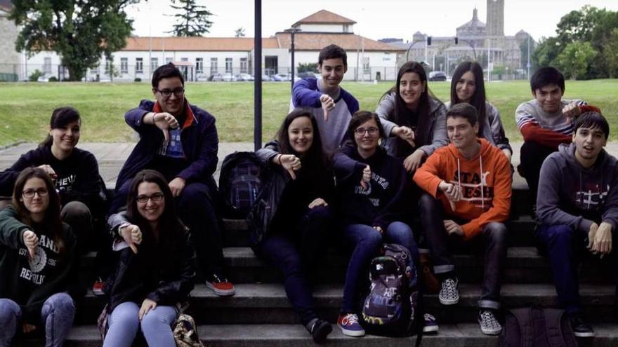 Un grupo de alumnos bromea en el campus gijonés durante las pasadas pruebas de selectividad.