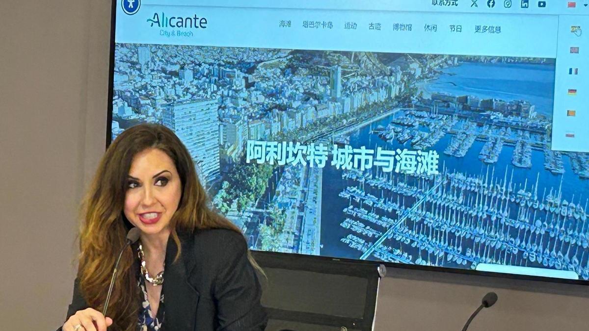La concejala de Turismo, Ana Poquet, presenta la web renovada del Patronato en chino