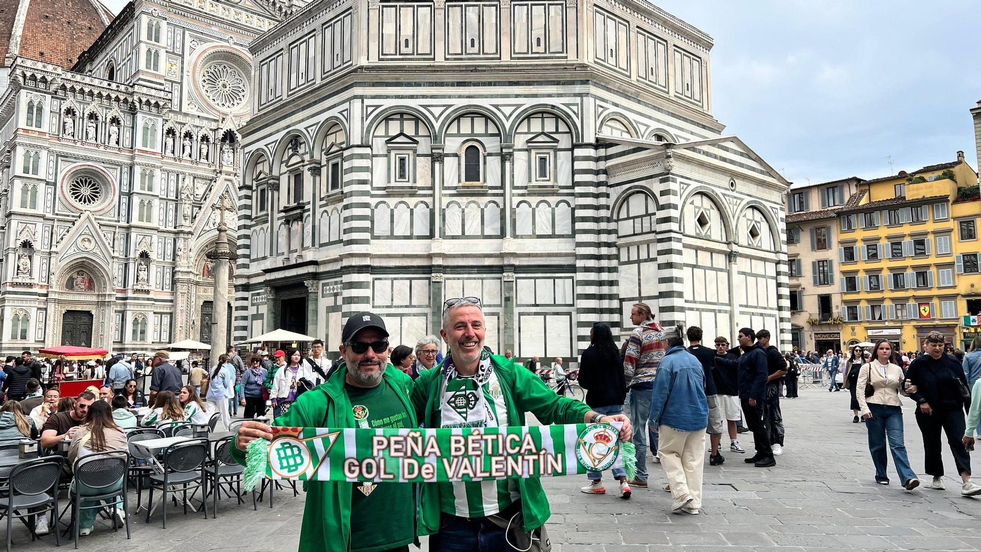 Fotogalería | Aficionados del Betis toman las calles de Florencia