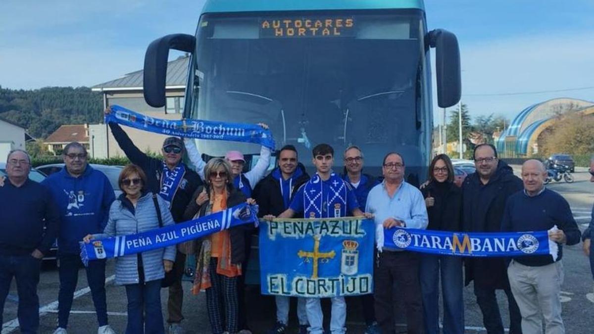 Algunos integrantes de la peña azul El Cortijo, en el viaje a Bilbao. | LNE