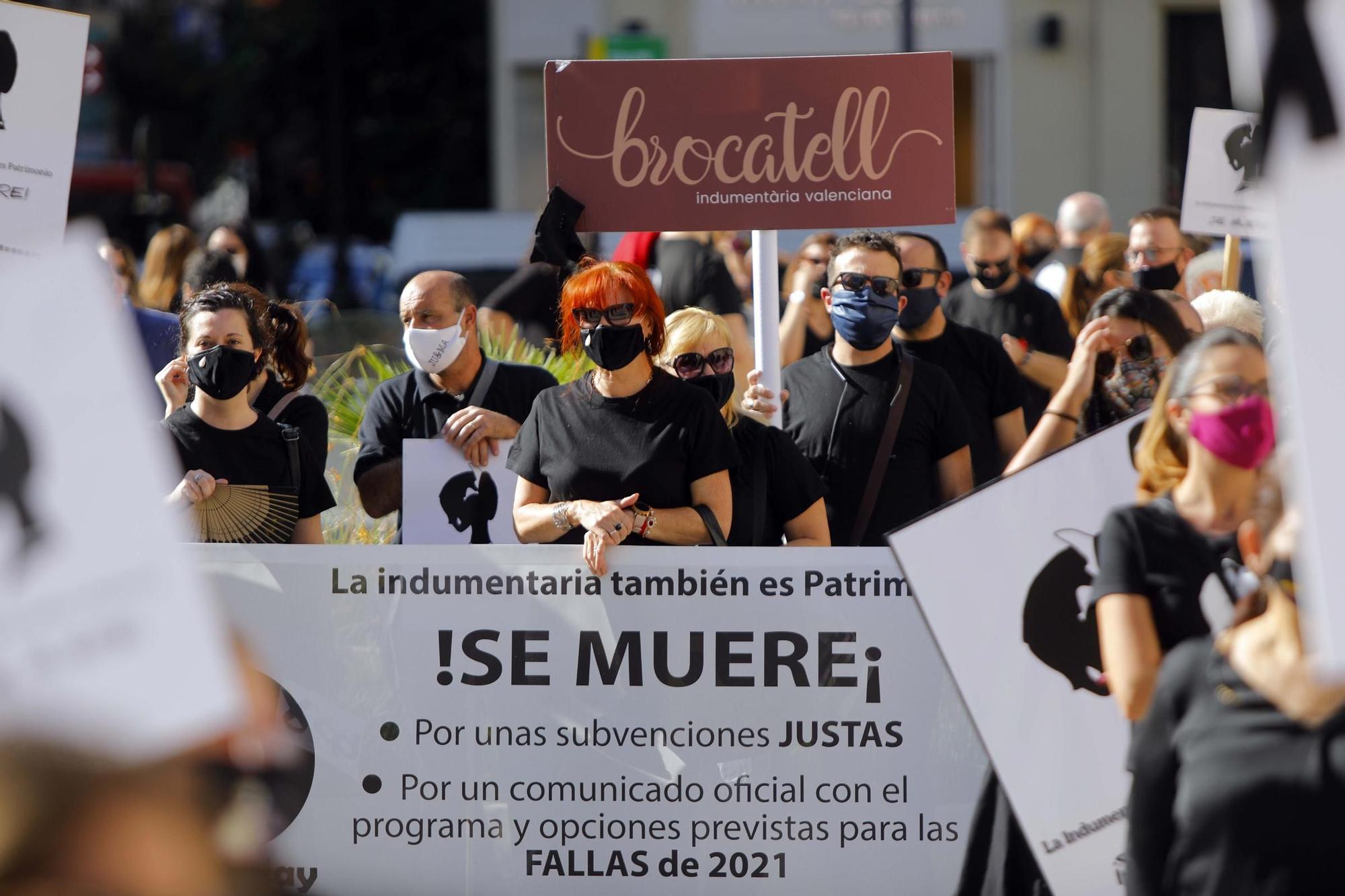 Manifestación de profesionales de la indumentaria tradicional valenciana.