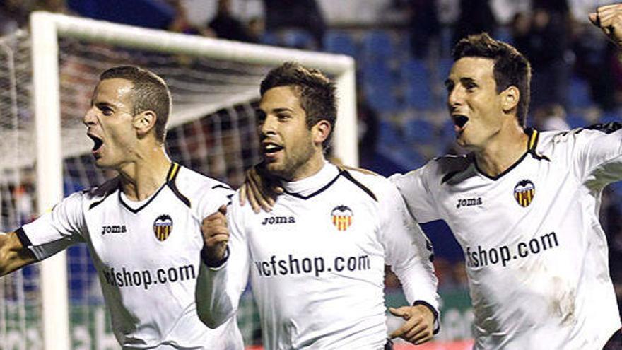 Jordi Alba, Soldado y Aduriz celebran uno de los goles del Valencia.