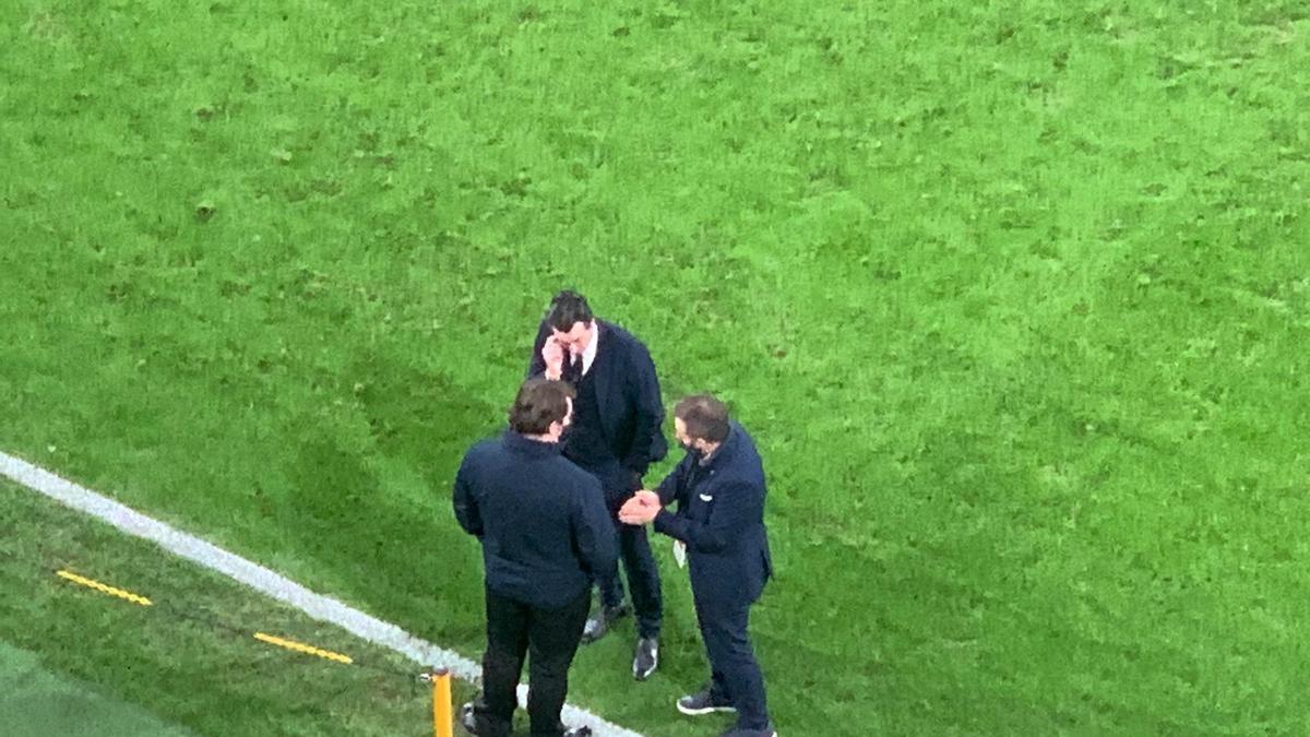 Unai Emery, en la reunión tras el Villarreal-Young Boys, en el césped del Estadio de la Cerámica.