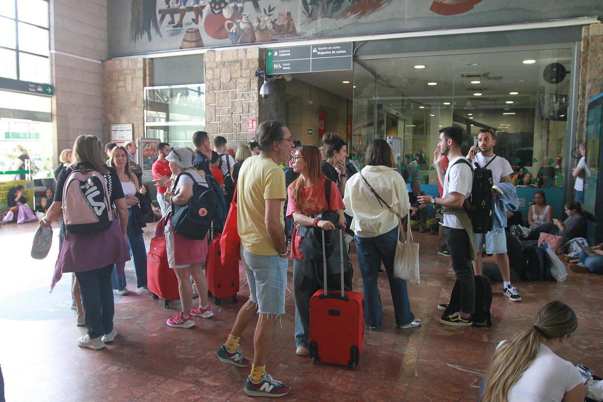 Usuarios de Renfe esperando en la estación.