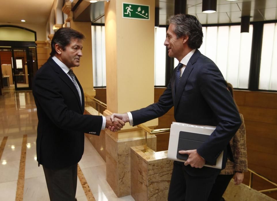 Reunión de Javier Fernández con el ministro de Fomento, Íñigo de la Serna