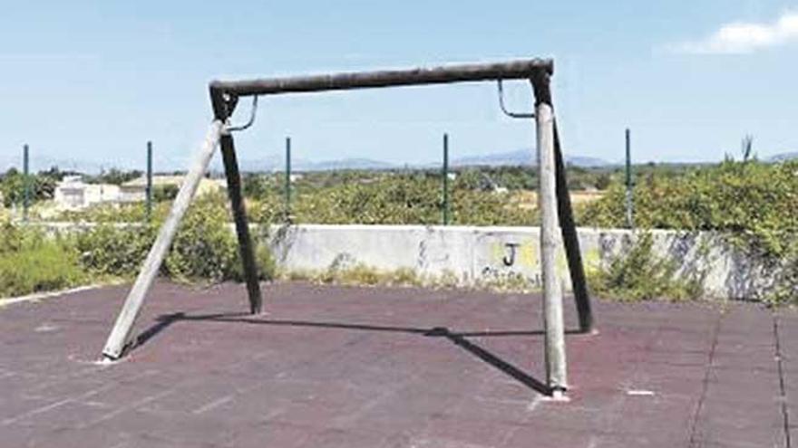 Un parque infantil totalmente abandonado en la calle Ametllers.