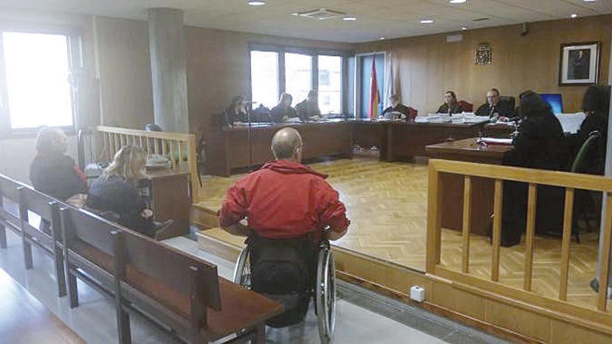 Los acusados, ayer, durante el juicio celebrado en Vigo. // FdV