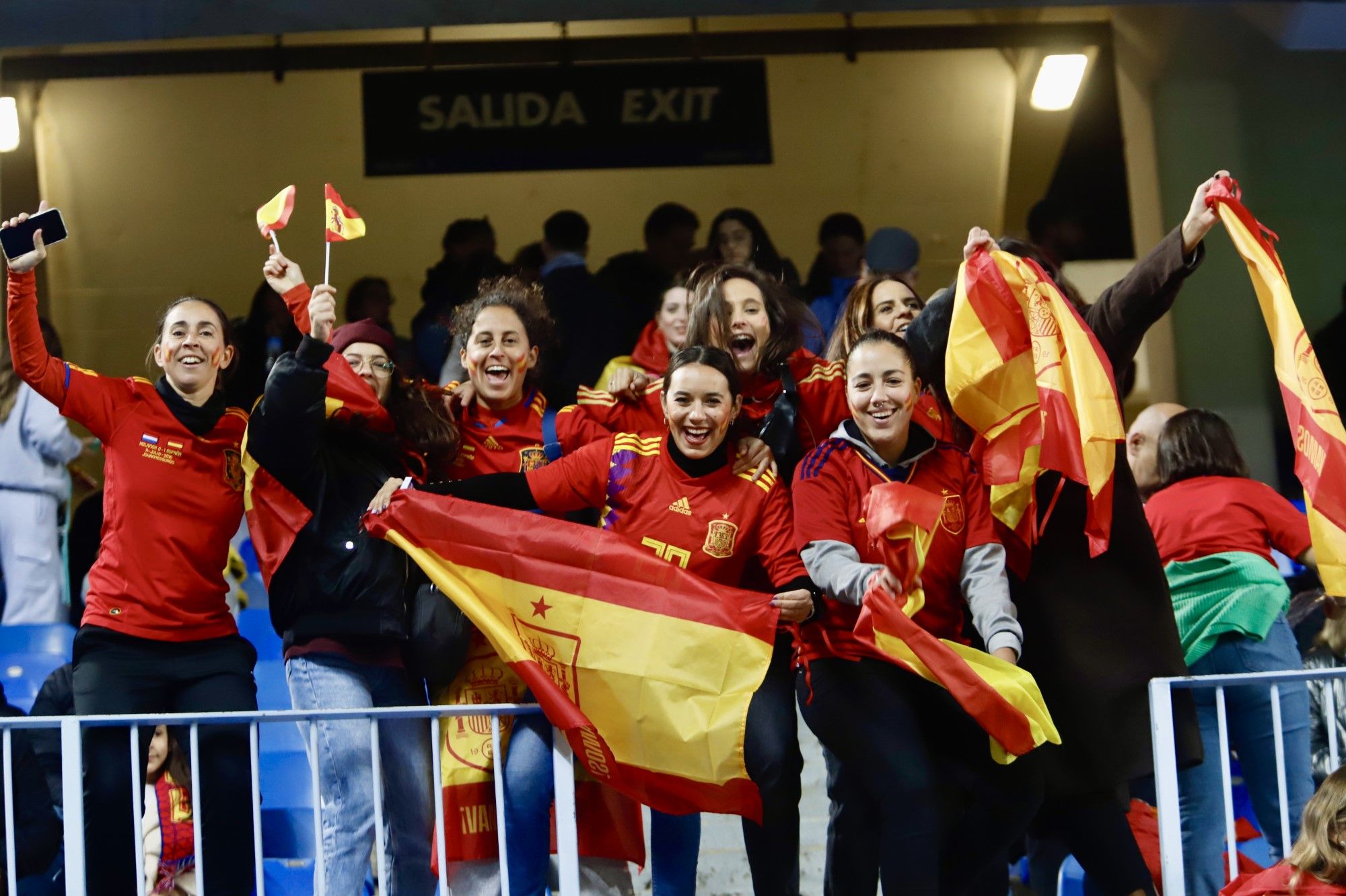 La grada de La Rosaleda vibra con la selección femenina de fútbol
