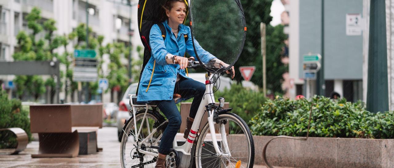 Una chica circula en bicicleta con Bup-up.