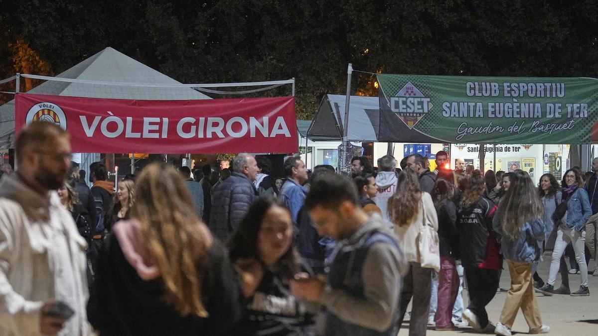 L'esplanda de La Copa, la primera nit de Fires.