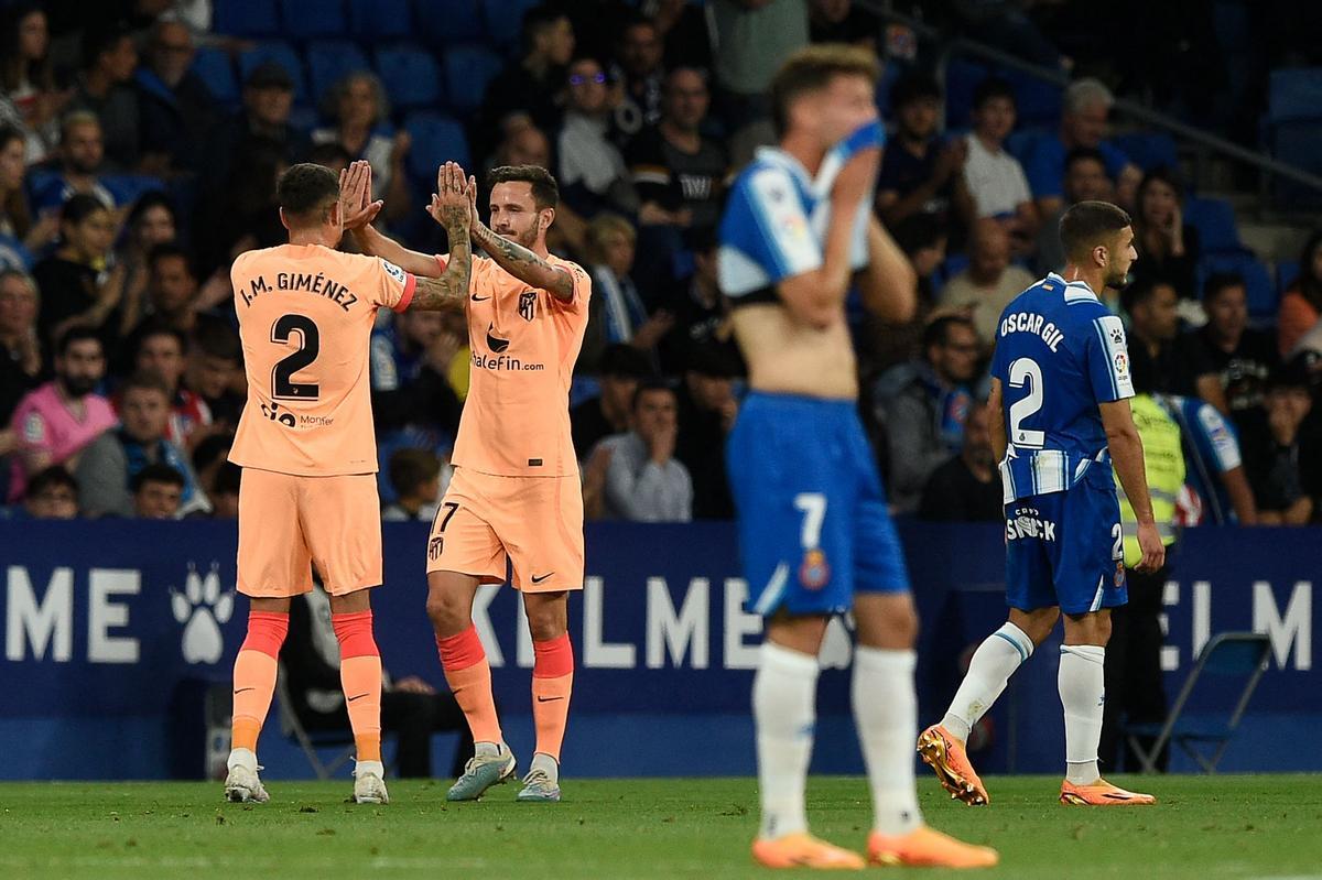 Puado y Óscar Gil lamentan el gol marcado por Saúl al Espanyol en Cornellà-El Prat.