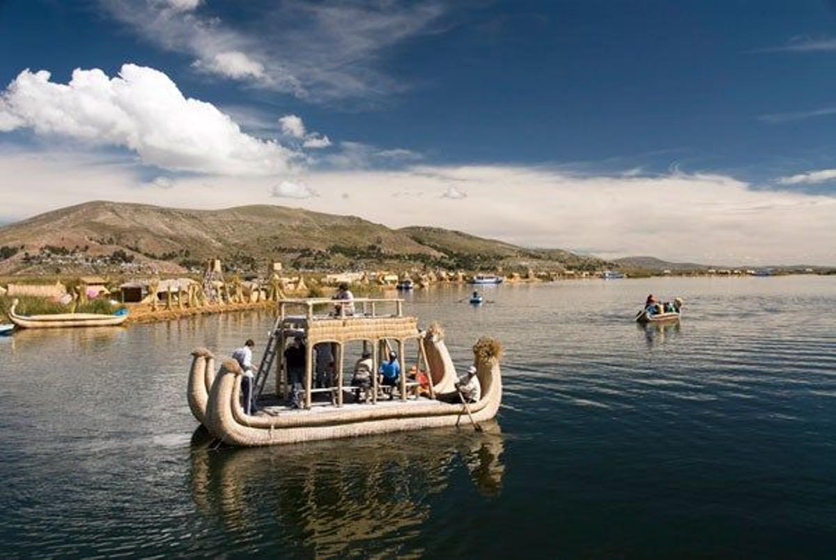 La embarcación tradicional del lago Titicaca se conoce como &quot;el caballito de totora&quot;.