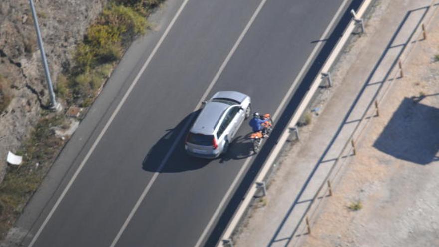 Imagen del helicóptero de Tráfico en el que se observa un adelantamiento indebido del joven en su moto.