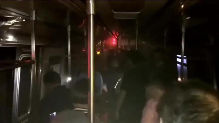 Más de 800 personas atrapadas al descarrilar un metro en Nueva York