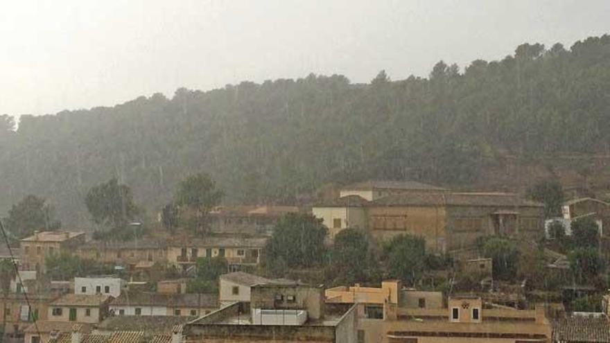 Vista de la localidad de Bunyola bajo una intensa lluvia.