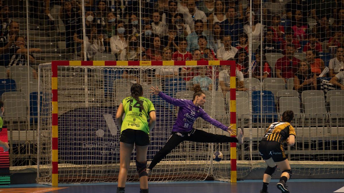 Ana Belén Palomino en una acción del encuentro de vuelta de la final de la EHF European Cup en Málaga