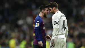 Messi y Sergio Ramos se encaran tras una fuerte entrada del merengue al culé.