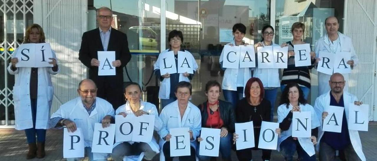 Trabajadores del centro de salud Muntanya, de Marratxí, se manifestaron ayer.