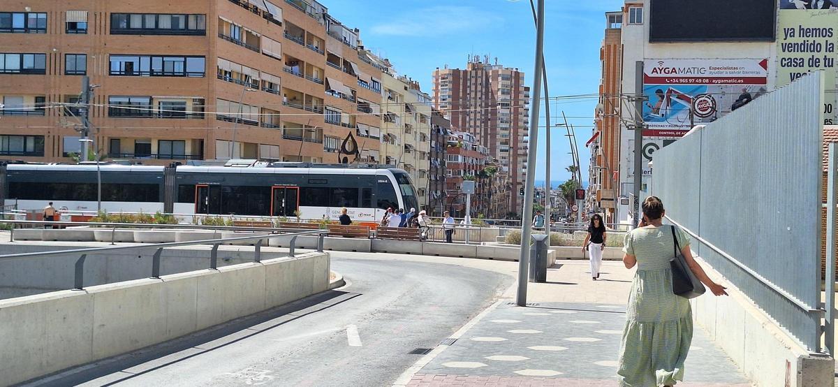 El TRAM a su paso por la avenida Beniardà de Benidorm.