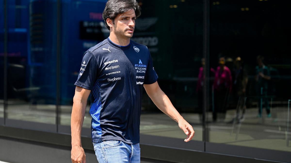 Carlos Sainz , en el paddock