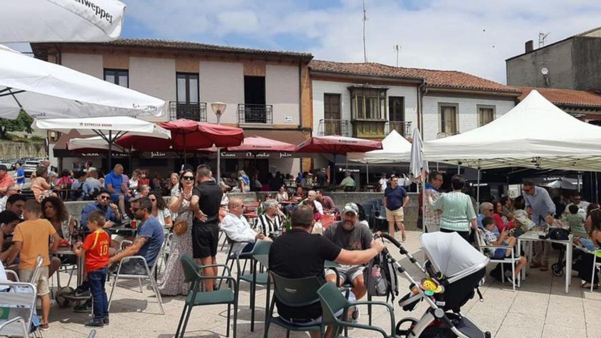 Terrazas de hostelería, en la plaza de Les Campes, en Pola de Siero, en una imagen de archivo.