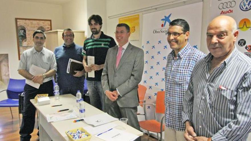 En el centro, el representante de La Caixa junto a las empresas que participan en el programa Incorpora.