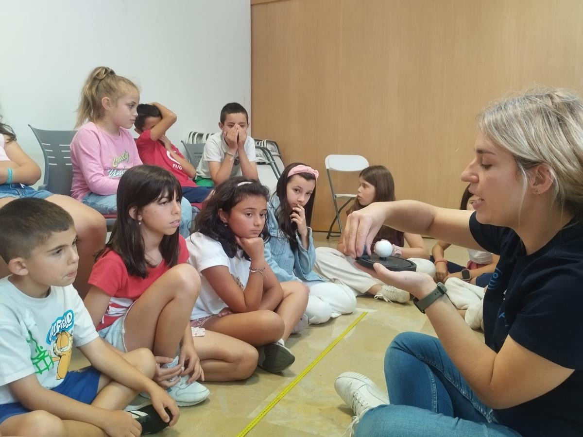 El taller "Misión Eclipse" en el Centro Cultural "Juan Velarde" de Salas, en imágenes