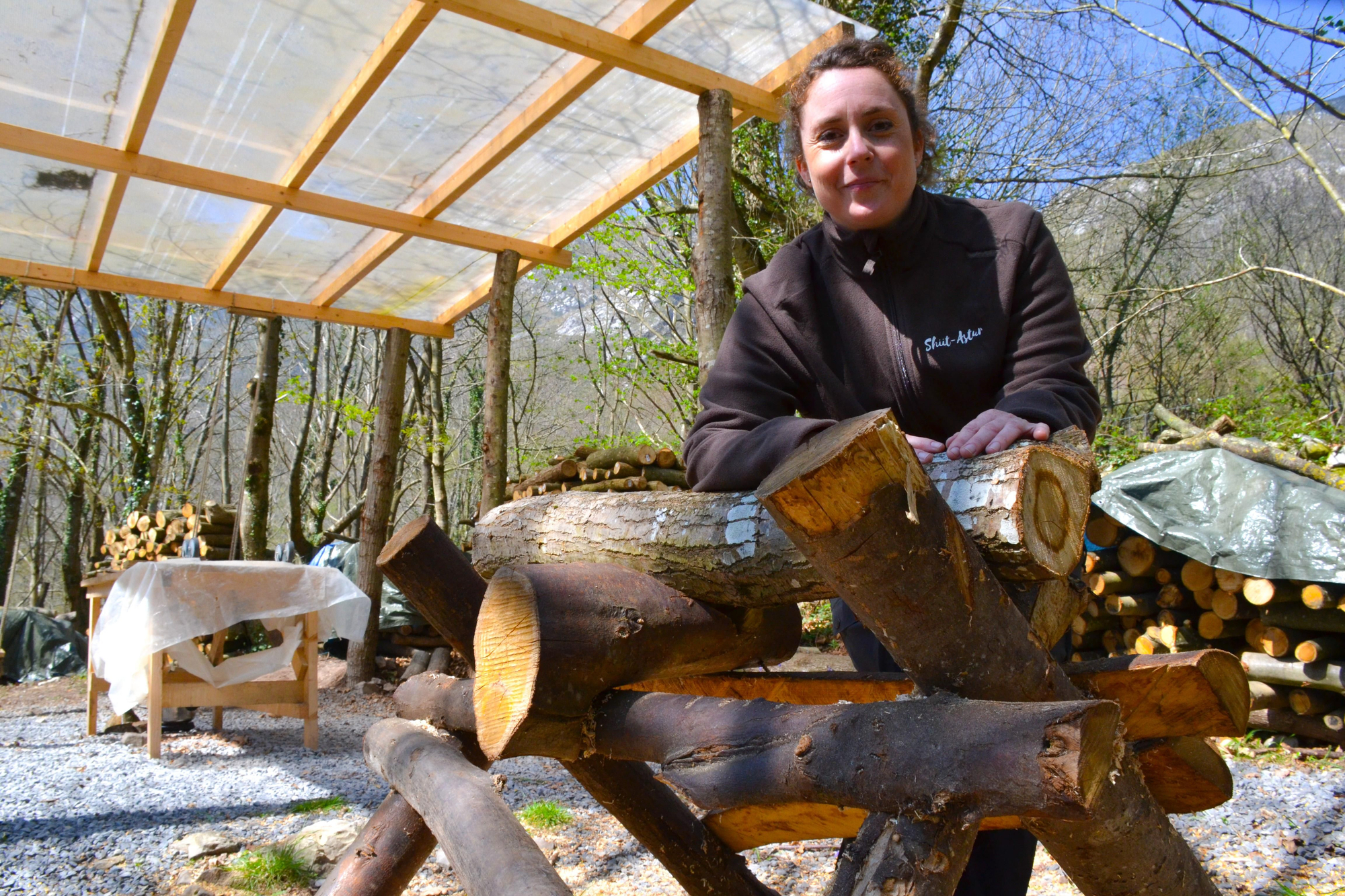 María Monge, en otro rincón de la finca donde cultiva setas Shiitake en Belmonte de Miranda.